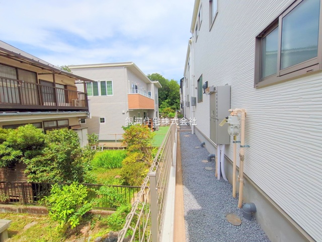 G00378332 東京都日野市南平１丁目 新築一戸建て 4580万円 土地面積119.84m² (約36.25坪) 建物面積93.96m² (約28.42坪) 間取り４ＬＤＫ 築年月2025年06月(築１年以内)【外観5】