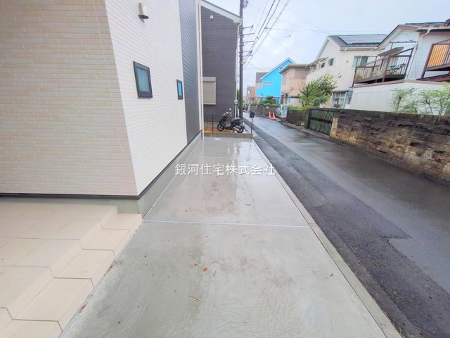 G00378349 神奈川県相模原市南区双葉２丁目 新築一戸建て 3690万円 土地面積94.67m² (約28.63坪) 建物面積90.98m² (約27.52坪) 間取り４ＬＤＫ 築年月2025年06月(築１年以内)【外観4】