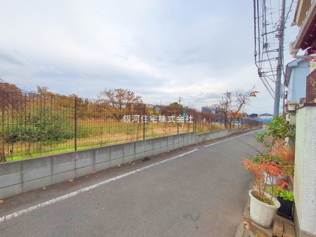 G00378758 東京都練馬区西大泉４丁目 新築一戸建て 4380万円 土地面積67.47m² (約20.40坪) 建物面積67.06m² (約20.28坪) 間取り３ＬＤＫ 築年月2025年10月(築１年以内)【外観12】