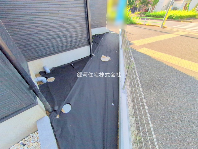 G00378850 東京都小平市小川町１丁目 新築一戸建て 4890万円 土地面積120.10m² (約36.33坪) 建物面積97.29m² (約29.43坪) 間取り３ＬＤＫ 築年月2025年03月(築１年以内)【外観4】