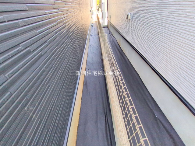 G00378850 東京都小平市小川町１丁目 新築一戸建て 4890万円 土地面積120.10m² (約36.33坪) 建物面積97.29m² (約29.43坪) 間取り３ＬＤＫ 築年月2025年03月(築１年以内)【外観6】