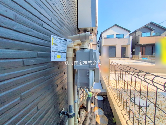 G00378850 東京都小平市小川町１丁目 新築一戸建て 4890万円 土地面積120.10m² (約36.33坪) 建物面積97.29m² (約29.43坪) 間取り３ＬＤＫ 築年月2025年03月(築１年以内)【外観7】