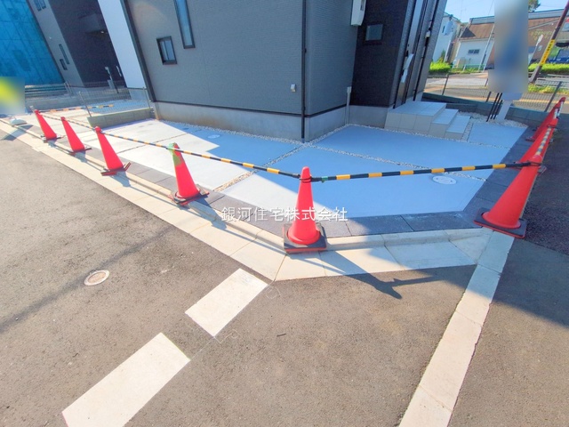 G00378850 東京都小平市小川町１丁目 新築一戸建て 4890万円 土地面積120.10m² (約36.33坪) 建物面積97.29m² (約29.43坪) 間取り３ＬＤＫ 築年月2025年03月(築１年以内)【外観9】