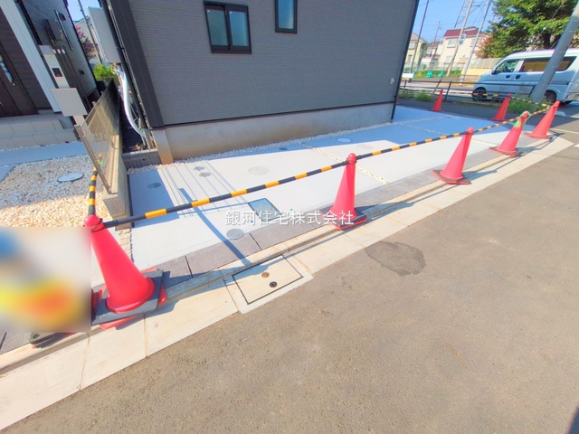 G00378850 東京都小平市小川町１丁目 新築一戸建て 4890万円 土地面積120.10m² (約36.33坪) 建物面積97.29m² (約29.43坪) 間取り３ＬＤＫ 築年月2025年03月(築１年以内)【外観10】