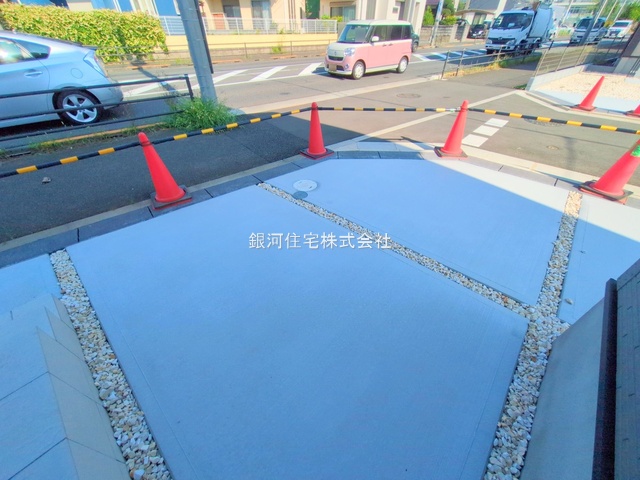 G00378850 東京都小平市小川町１丁目 新築一戸建て 4890万円 土地面積120.10m² (約36.33坪) 建物面積97.29m² (約29.43坪) 間取り３ＬＤＫ 築年月2025年03月(築１年以内)【外観16】