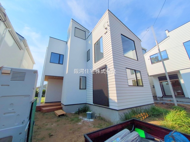 G00378902 神奈川県藤沢市本鵠沼５丁目 新築一戸建て 6990万円 土地面積109.30m² (約33.06坪) 建物面積89.12m² (約26.95坪) 間取り３ＬＤＫ 築年月2025年08月(築１年以内)【外観4】