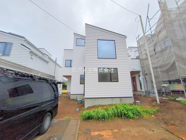 G00378902 神奈川県藤沢市本鵠沼５丁目 新築一戸建て 6990万円 土地面積109.30m² (約33.06坪) 建物面積89.12m² (約26.95坪) 間取り３ＬＤＫ 築年月2025年08月(築１年以内)【外観10】