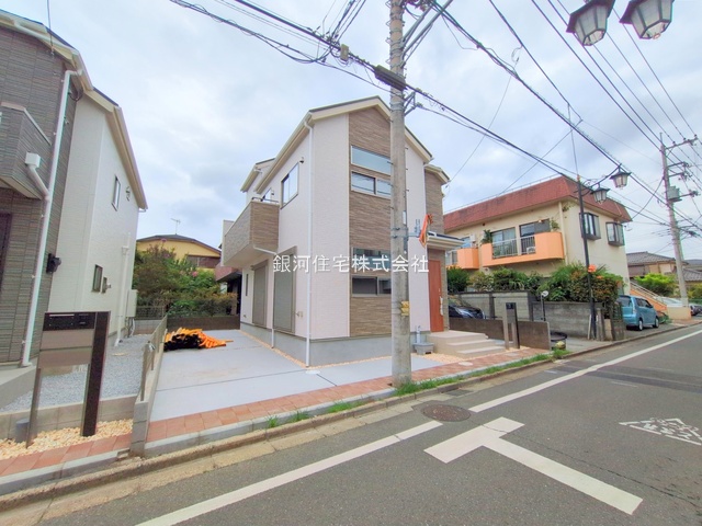 G00378931 東京都立川市栄町５丁目 新築一戸建て 5990万円 土地面積109.07m² (約32.99坪) 建物面積87.14m² (約26.35坪) 間取り３ＬＤＫ 築年月2025年08月(築１年以内)【外観2】