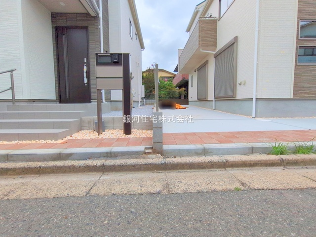 G00378931 東京都立川市栄町５丁目 新築一戸建て 5990万円 土地面積109.07m² (約32.99坪) 建物面積87.14m² (約26.35坪) 間取り３ＬＤＫ 築年月2025年08月(築１年以内)【外観6】