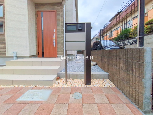 G00378931 東京都立川市栄町５丁目 新築一戸建て 5990万円 土地面積109.07m² (約32.99坪) 建物面積87.14m² (約26.35坪) 間取り３ＬＤＫ 築年月2025年08月(築１年以内)【外観11】