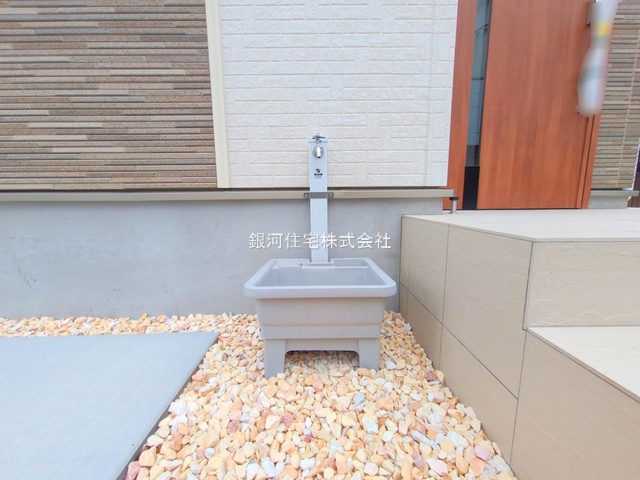 G00378931 東京都立川市栄町５丁目 新築一戸建て 5990万円 土地面積109.07m² (約32.99坪) 建物面積87.14m² (約26.35坪) 間取り３ＬＤＫ 築年月2025年08月(築１年以内)【外観18】