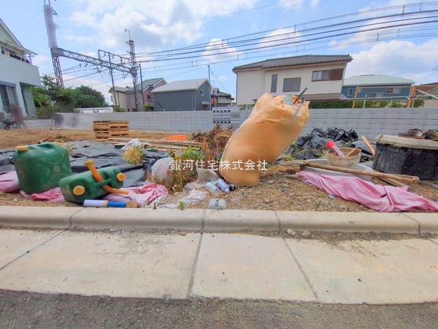 G00378997 東京都府中市住吉町１丁目 新築一戸建て 4990万円 土地面積105.03m² (約31.77坪) 建物面積82.38m² (約24.91坪) 間取り３ＬＤＫ 築年月2025年12月【外観5】