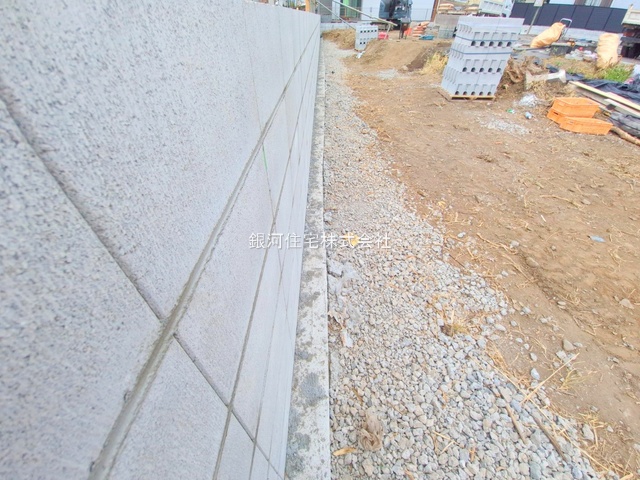 G00378997 東京都府中市住吉町１丁目 新築一戸建て 4990万円 土地面積105.03m² (約31.77坪) 建物面積82.38m² (約24.91坪) 間取り３ＬＤＫ 築年月2025年12月【外観8】