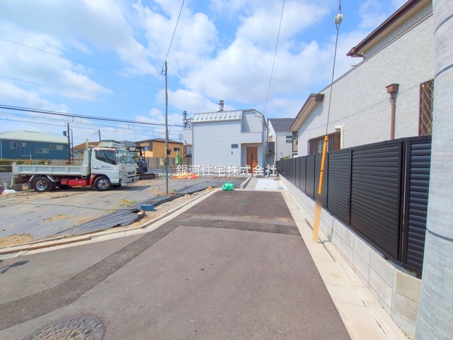G00378999 東京都府中市住吉町１丁目 新築一戸建て 4690万円 土地面積103.20m² (約31.21坪) 建物面積81.98m² (約24.79坪) 間取り３ＬＤＫ 築年月2025年12月【外観3】