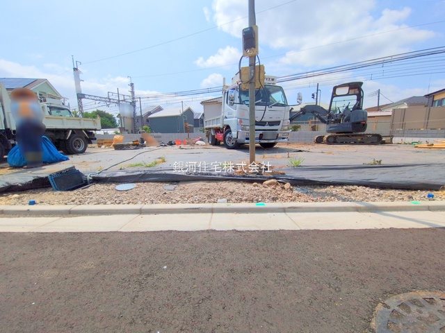 G00378999 東京都府中市住吉町１丁目 新築一戸建て 4690万円 土地面積103.20m² (約31.21坪) 建物面積81.98m² (約24.79坪) 間取り３ＬＤＫ 築年月2025年12月【外観5】