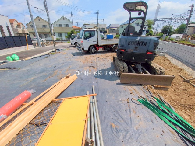 G00378999 東京都府中市住吉町１丁目 新築一戸建て 4690万円 土地面積103.20m² (約31.21坪) 建物面積81.98m² (約24.79坪) 間取り３ＬＤＫ 築年月2025年12月【外観10】