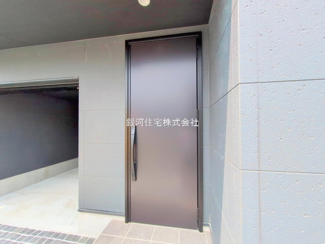 G00379084 神奈川県綾瀬市大上５丁目 新築一戸建て 4780万円 土地面積69.83m² (約21.12坪) 建物面積111.37m² (約33.68坪) 間取り３ＬＤＫ 築年月2025年07月(築１年以内)【外観4】