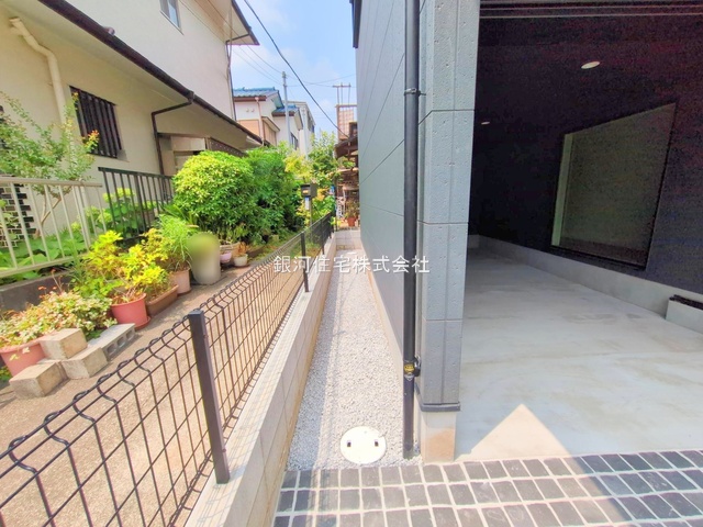 G00379084 神奈川県綾瀬市大上５丁目 新築一戸建て 4780万円 土地面積69.83m² (約21.12坪) 建物面積111.37m² (約33.68坪) 間取り３ＬＤＫ 築年月2025年07月(築１年以内)【外観13】