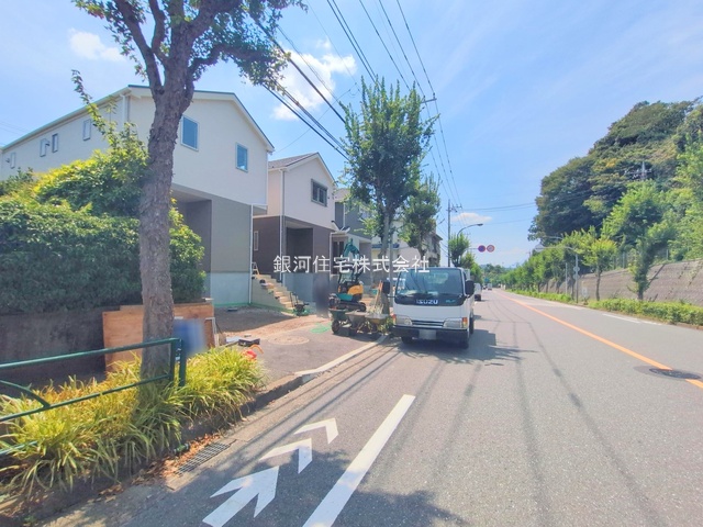 G00379231 東京都町田市鶴川４丁目 新築一戸建て 3980万円 土地面積103.57m² (約31.32坪) 建物面積83.63m² (約25.29坪) 間取り３ＬＤＫ 築年月2025年08月(築１年以内)【外観3】