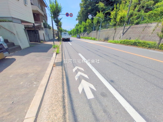 G00379231 東京都町田市鶴川４丁目 新築一戸建て 3980万円 土地面積103.57m² (約31.32坪) 建物面積83.63m² (約25.29坪) 間取り３ＬＤＫ 築年月2025年08月(築１年以内)【外観7】