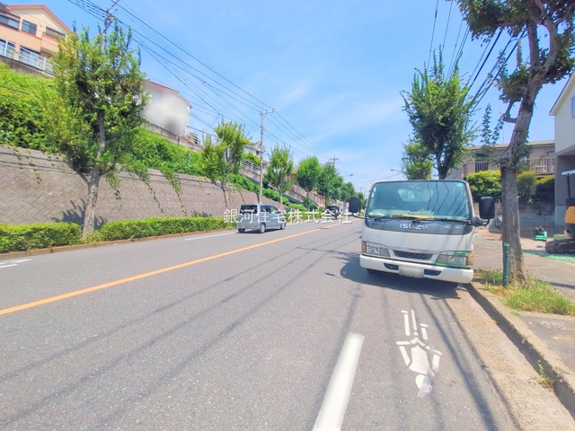 G00379231 東京都町田市鶴川４丁目 新築一戸建て 3980万円 土地面積103.57m² (約31.32坪) 建物面積83.63m² (約25.29坪) 間取り３ＬＤＫ 築年月2025年08月(築１年以内)【外観8】
