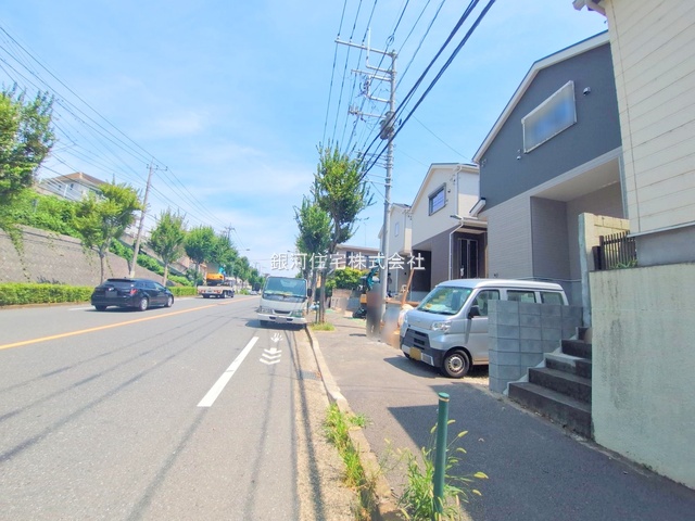 G00379231 東京都町田市鶴川４丁目 新築一戸建て 3980万円 土地面積103.57m² (約31.32坪) 建物面積83.63m² (約25.29坪) 間取り３ＬＤＫ 築年月2025年08月(築１年以内)【外観9】