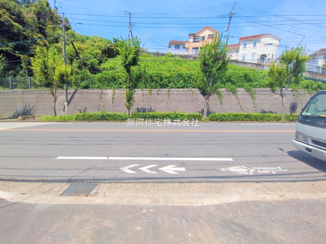 G00379231 東京都町田市鶴川４丁目 新築一戸建て 3980万円 土地面積103.57m² (約31.32坪) 建物面積83.63m² (約25.29坪) 間取り３ＬＤＫ 築年月2025年08月(築１年以内)【外観11】