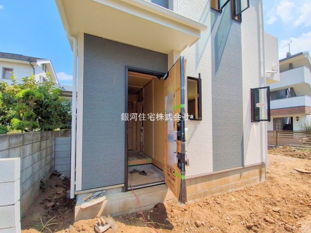 G00379251 東京都東久留米市神宝町２丁目 新築一戸建て 4590万円 土地面積98.57m² (約29.81坪) 建物面積78.04m² (約23.60坪) 間取り３ＬＤＫ 築年月2025年09月【外観4】