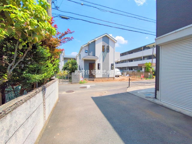 G00379251 東京都東久留米市神宝町２丁目 新築一戸建て 4590万円 土地面積98.57m² (約29.81坪) 建物面積78.04m² (約23.60坪) 間取り３ＬＤＫ 築年月2025年09月【外観8】