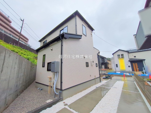G00379256 東京都日野市新町２丁目 新築一戸建て 5580万円 土地面積162.54m² (約49.16坪) 建物面積102.26m² (約30.93坪) 間取り４ＬＤＫ 築年月2025年06月(築１年以内)【外観2】