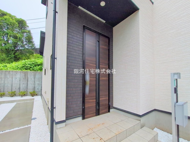 G00379256 東京都日野市新町２丁目 新築一戸建て 5580万円 土地面積162.54m² (約49.16坪) 建物面積102.26m² (約30.93坪) 間取り４ＬＤＫ 築年月2025年06月(築１年以内)【外観4】