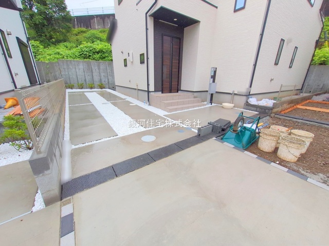 G00379256 東京都日野市新町２丁目 新築一戸建て 5580万円 土地面積162.54m² (約49.16坪) 建物面積102.26m² (約30.93坪) 間取り４ＬＤＫ 築年月2025年06月(築１年以内)【外観10】
