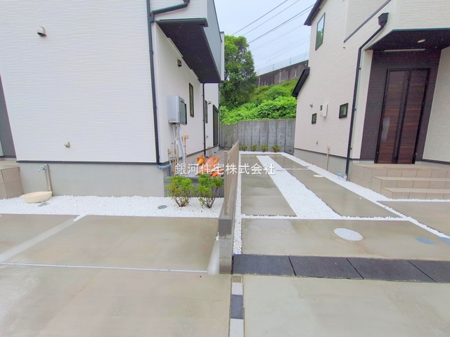 G00379256 東京都日野市新町２丁目 新築一戸建て 5580万円 土地面積162.54m² (約49.16坪) 建物面積102.26m² (約30.93坪) 間取り４ＬＤＫ 築年月2025年06月(築１年以内)【外観11】
