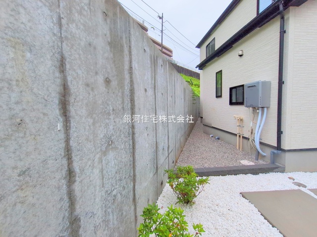 G00379256 東京都日野市新町２丁目 新築一戸建て 5580万円 土地面積162.54m² (約49.16坪) 建物面積102.26m² (約30.93坪) 間取り４ＬＤＫ 築年月2025年06月(築１年以内)【外観13】