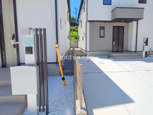 G00379257 東京都日野市新町２丁目 新築一戸建て 5280万円 土地面積155.56m² (約47.05坪) 建物面積98.53m² (約29.80坪) 間取り４ＬＤＫ 築年月2025年06月(築１年以内)【外観9】