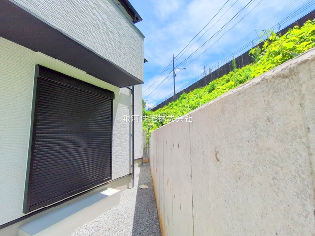 G00379257 東京都日野市新町２丁目 新築一戸建て 5280万円 土地面積155.56m² (約47.05坪) 建物面積98.53m² (約29.80坪) 間取り４ＬＤＫ 築年月2025年06月(築１年以内)【外観14】