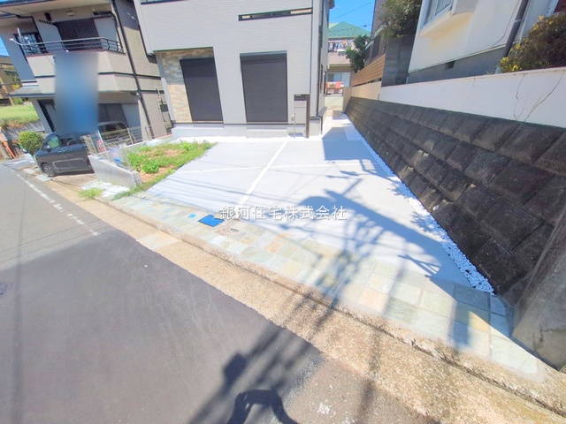 G00379290 神奈川県横浜市戸塚区名瀬町 新築一戸建て 5880万円 土地面積152.95m² (約46.26坪) 建物面積100.61m² (約30.43坪) 間取り４ＬＤＫ 築年月2025年07月(築１年以内)【外観4】