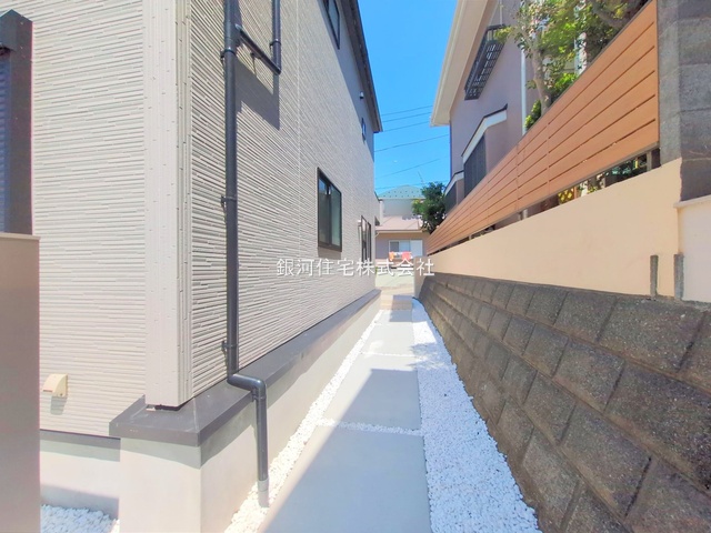 G00379290 神奈川県横浜市戸塚区名瀬町 新築一戸建て 5880万円 土地面積152.95m² (約46.26坪) 建物面積100.61m² (約30.43坪) 間取り４ＬＤＫ 築年月2025年07月(築１年以内)【外観7】