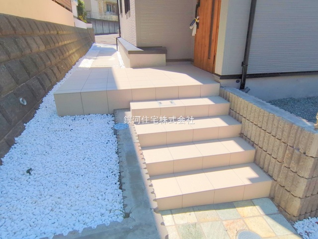 G00379290 神奈川県横浜市戸塚区名瀬町 新築一戸建て 5880万円 土地面積152.95m² (約46.26坪) 建物面積100.61m² (約30.43坪) 間取り４ＬＤＫ 築年月2025年07月(築１年以内)【外観9】