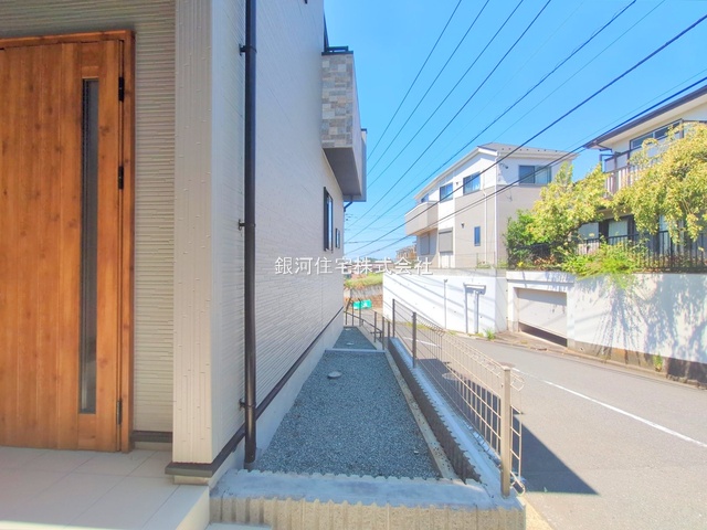 G00379290 神奈川県横浜市戸塚区名瀬町 新築一戸建て 5880万円 土地面積152.95m² (約46.26坪) 建物面積100.61m² (約30.43坪) 間取り４ＬＤＫ 築年月2025年07月(築１年以内)【外観10】