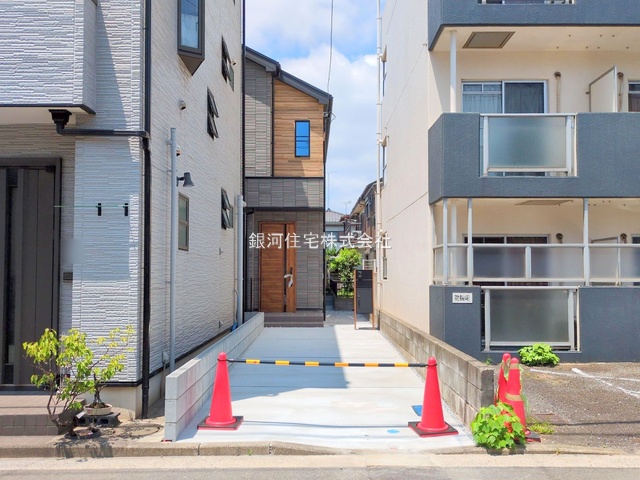 G00379294 神奈川県横浜市鶴見区栄町通４丁目 新築一戸建て 4980万円 土地面積121.83m² (約36.85坪) 建物面積107.85m² (約32.62坪) 間取り３ＳＬＤＫ 築年月2025年05月(築１年以内)【外観2】