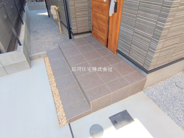 G00379294 神奈川県横浜市鶴見区栄町通４丁目 新築一戸建て 4980万円 土地面積121.83m² (約36.85坪) 建物面積107.85m² (約32.62坪) 間取り３ＳＬＤＫ 築年月2025年05月(築１年以内)【外観4】