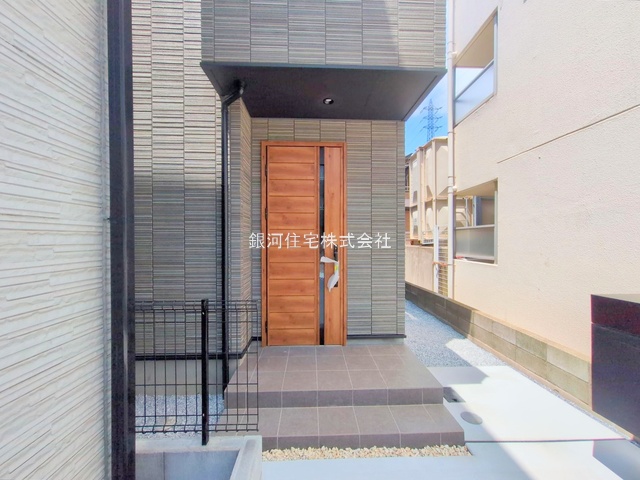 G00379294 神奈川県横浜市鶴見区栄町通４丁目 新築一戸建て 4980万円 土地面積121.83m² (約36.85坪) 建物面積107.85m² (約32.62坪) 間取り３ＳＬＤＫ 築年月2025年05月(築１年以内)【外観6】