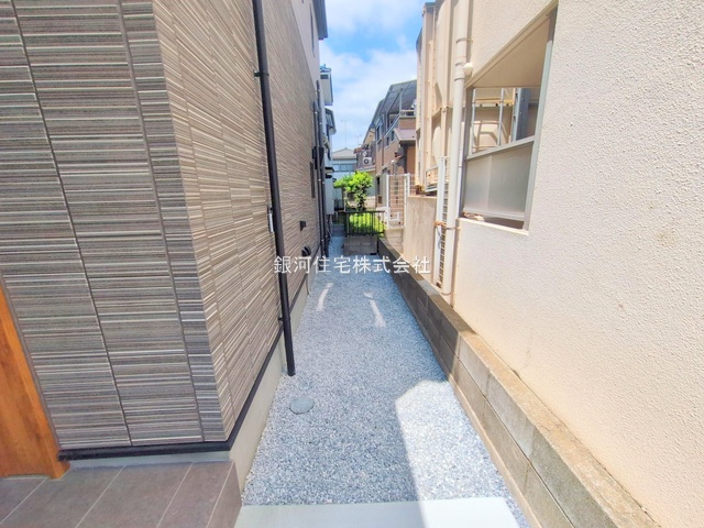 G00379294 神奈川県横浜市鶴見区栄町通４丁目 新築一戸建て 4980万円 土地面積121.83m² (約36.85坪) 建物面積107.85m² (約32.62坪) 間取り３ＳＬＤＫ 築年月2025年05月(築１年以内)【外観9】