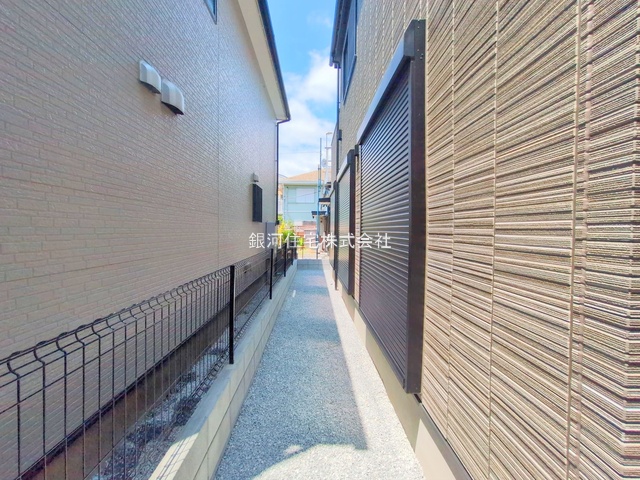 G00379294 神奈川県横浜市鶴見区栄町通４丁目 新築一戸建て 4980万円 土地面積121.83m² (約36.85坪) 建物面積107.85m² (約32.62坪) 間取り３ＳＬＤＫ 築年月2025年05月(築１年以内)【外観11】