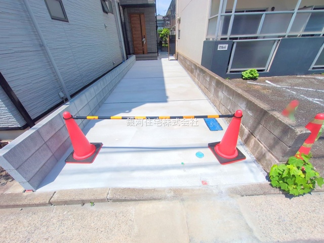 G00379294 神奈川県横浜市鶴見区栄町通４丁目 新築一戸建て 4980万円 土地面積121.83m² (約36.85坪) 建物面積107.85m² (約32.62坪) 間取り３ＳＬＤＫ 築年月2025年05月(築１年以内)【外観13】