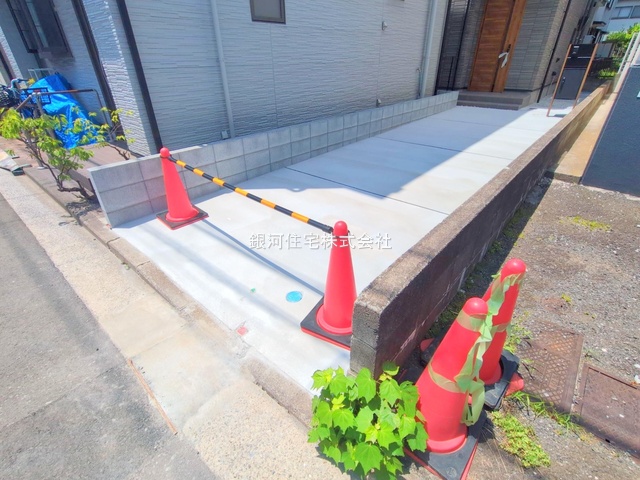 G00379294 神奈川県横浜市鶴見区栄町通４丁目 新築一戸建て 4980万円 土地面積121.83m² (約36.85坪) 建物面積107.85m² (約32.62坪) 間取り３ＳＬＤＫ 築年月2025年05月(築１年以内)【外観14】