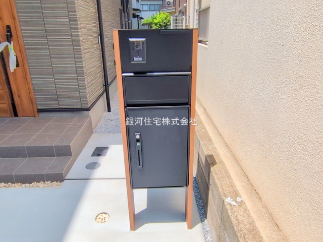 G00379294 神奈川県横浜市鶴見区栄町通４丁目 新築一戸建て 4980万円 土地面積121.83m² (約36.85坪) 建物面積107.85m² (約32.62坪) 間取り３ＳＬＤＫ 築年月2025年05月(築１年以内)【外観16】