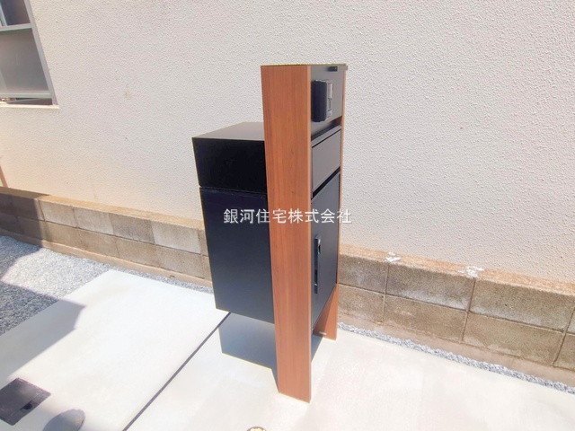 G00379294 神奈川県横浜市鶴見区栄町通４丁目 新築一戸建て 4980万円 土地面積121.83m² (約36.85坪) 建物面積107.85m² (約32.62坪) 間取り３ＳＬＤＫ 築年月2025年05月(築１年以内)【外観17】