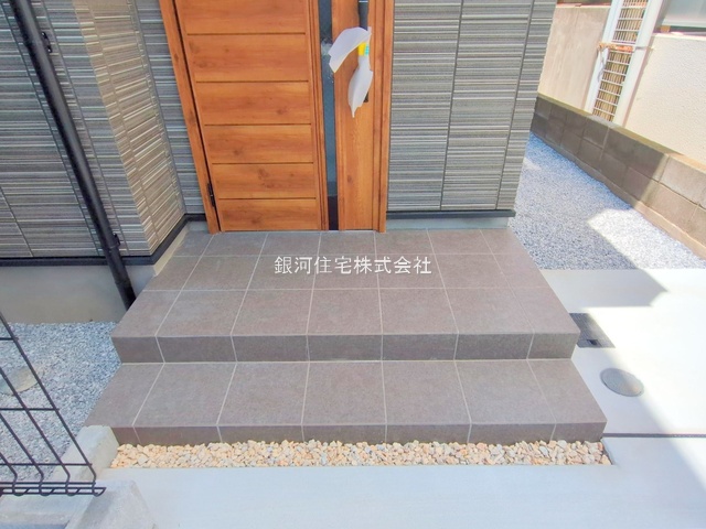 G00379294 神奈川県横浜市鶴見区栄町通４丁目 新築一戸建て 4980万円 土地面積121.83m² (約36.85坪) 建物面積107.85m² (約32.62坪) 間取り３ＳＬＤＫ 築年月2025年05月(築１年以内)【外観18】